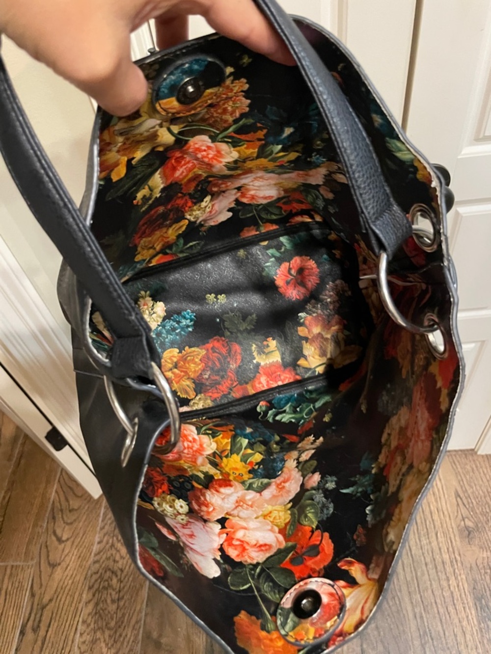 Classic Black Leather Tote Bag - Picture 4 of 4